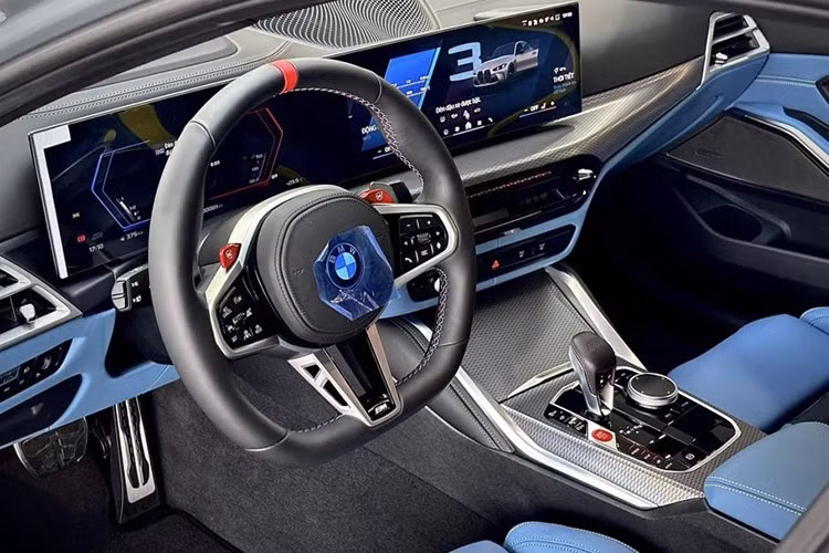 Tiến vào bên trong BMW M3 2024, người dùng sẽ bắt gặp vô lăng 3 chấu với thiết kế vát đáy thể thao mới. Vô lăng M này được bọc da với chấu cải tiến và vạch chỉ hướng 12 giờ màu đỏ. Trên vô lăng còn có 2 nút bấm M để chọn chế độ lái và chỉnh màn hình cong phía sau.