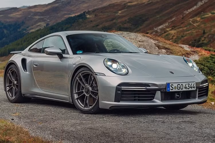 Porsche 911 Turbo 50 Years được giới thiệu lần đầu tại Monterey Car Week 2024, mang đậm dấu ấn của chiếc concept Porsche 911 RSR Turbo từng ra mắt tại Frankfurt Motor Show 1973. Xe thuộc thế hệ 992.1 và chỉ được sản xuất giới hạn 1.974 chiếc trên toàn cầu, tượng trưng cho năm đầu tiên dòng Turbo được sản xuất.
