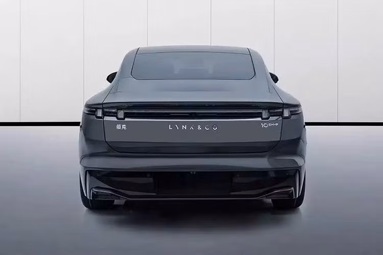 Mẫu xe sedan Lynk &amp; Co 10 EM-P đã lần đầu được hé lộ vào ngày 11/6 như phiên bản PHEV của mẫu xe điện Z10 từng ra mắt trước đó. Vì vậy, không có gì bất ngờ khi mẫu xe này có ngoại hình tương tự Lynk &amp; Co Z10 và đều theo ngôn ngữ thiết kế từ mẫu xe concept “The Next Day” của Lynk &amp; Co.