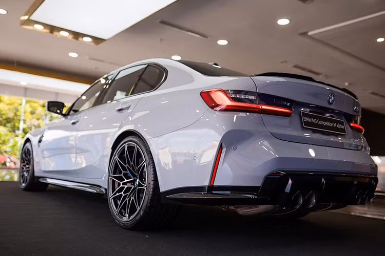 Xe có cụm đèn pha mới là điểm dễ nhận biết nhất, với thiết kế 2 dải LED định vị ban ngày kiêm đèn báo rẽ dạng mũi tên nằm dọc, thay cho kiểu vòng cung trước đây. Đây là chi tiết đặc trưng trên các mẫu BMW thế hệ mới, mang đến diện mạo sắc sảo và cá tính hơn.