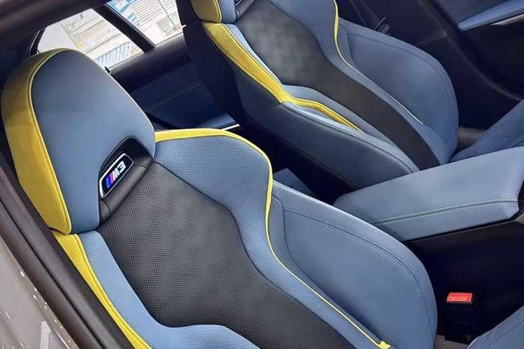 Tương tự 3-Series mới, BMW M3 2024 cũng có đèn viền mới ở khu vực bao quanh cửa gió điều hòa trung tâm. Đèn này có thể thay đổi 9 màu và tùy chỉnh độ sáng cho phù hợp với sở thích của người dùng.