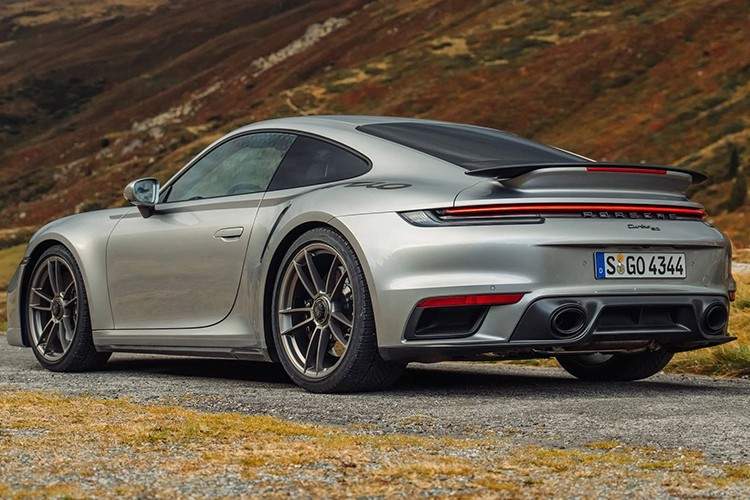 Theo đó, chiếc xe sắp ra mắt Việt Nam có ngoại thất màu bạc, khả năng cao là màu sơn GT Silver Metallic - một trong những gam màu biểu tượng của Porsche. Người dùng cũng có thể tùy chọn các màu đặc biệt như Paint to Sample (tùy chọn gần 786 triệu đồng) hay Paint to Sample Plus (khoảng 1,98 tỷ đồng).