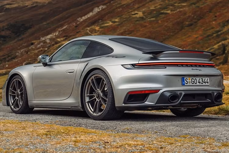 Theo đó, chiếc xe sắp ra mắt Việt Nam có ngoại thất màu bạc, khả năng cao là màu sơn GT Silver Metallic - một trong những gam màu biểu tượng của Porsche. Người dùng cũng có thể tùy chọn các màu đặc biệt như Paint to Sample (tùy chọn gần 786 triệu đồng) hay Paint to Sample Plus (khoảng 1,98 tỷ đồng).