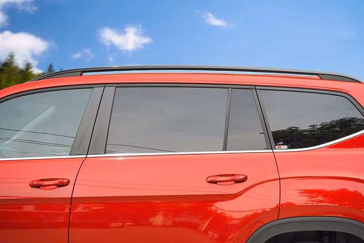 Điểm nhấn còn lại của Volkswagen Teramont Limited Black Edition nằm ở trang bị an toàn. Theo đó, xe có thêm hệ thống giữ phanh tự động, cảnh báo điểm mù và camera 360 độ.