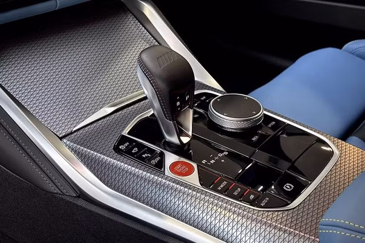 Màn hình cong của BMW M3 2024 bao gồm bảng đồng hồ kỹ thuật số 12,3 inch và màn hình cảm ứng trung tâm 14,9 inch, kết nối với hệ thống iDrive dựa trên hệ điều hành BMW Operating System 8.5. Cách chỉnh hệ thống điều hòa trên màn hình này đã trở nên đơn giản hơn để dễ sử dụng.