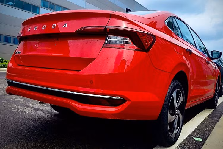 Một trong những điểm nổi bật ở Slavia là khoảng sáng gầm lên tới 179 mm, vượt trội hơn hẳn các đối thủ cùng phân khúc như Vios (133 mm) hay City (134 mm). Kích thước tổng thể của xe lần lượt là 4.541 x 1.752 x 1.507 mm, trục cơ sở 2.651 mm, mang lại không gian nội thất rộng rãi và phù hợp với điều kiện đường sá tại Việt Nam.