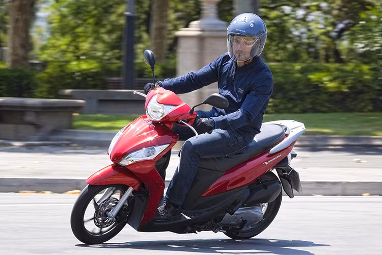 Mức giá xe Honda Vision 2025 tại Anh là 2999 bảng (khoảng 105 triệu đồng), nhưng đang được giảm giá cho mùa hè chỉ còn 2299 bảng (khoảng 81 triệu đồng). Mức giá bán này khá là cao, vì hiện giá Visison tại Việt Nam cho bản cao nhất chỉ là 36,6 triệu đồng.