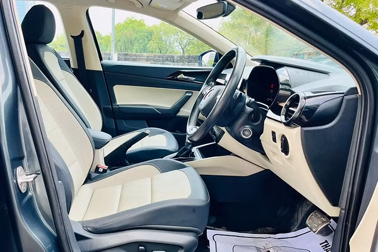 Về nội thất, Slavia bản Style được trang bị hai màn hình lớn: cụm đồng hồ kỹ thuật số 8 inch và màn hình trung tâm 10 inch hỗ trợ kết nối Apple CarPlay/Android Auto không dây. Bản Ambition cũng có màn hình 10 inch nhưng vẫn sử dụng cụm đồng hồ analog truyền thống.