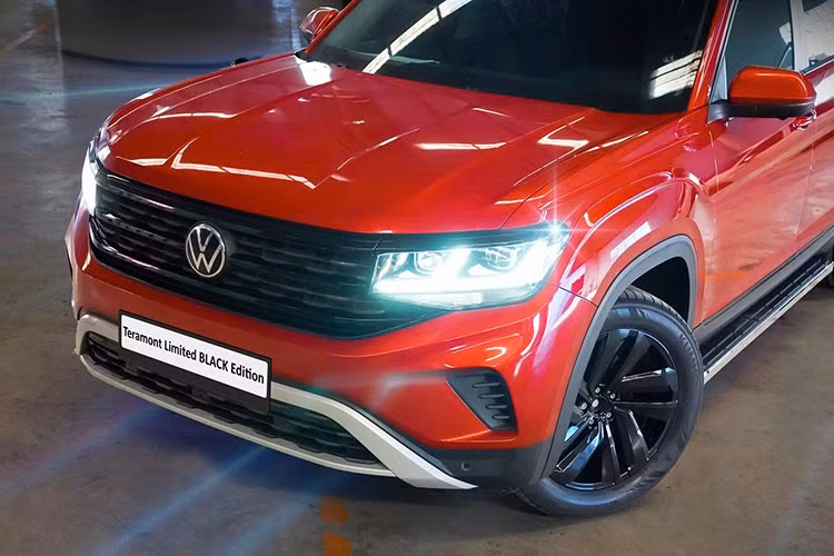 Đúng như tên gọi, Volkswagen Teramont Limited Black Edition sở hữu hàng loạt chi tiết ngoại thất sơn màu đen như lưới tản nhiệt, vành la-zăng,...