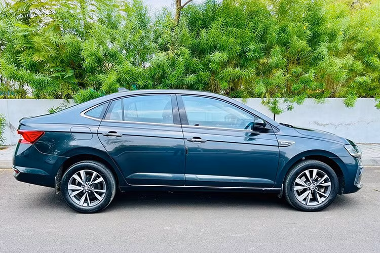 Slavia chưa được trang bị hệ thống hỗ trợ lái nâng cao (ADAS). Các trang bị an toàn cơ bản gồm: 6 túi khí, ga tự động, camera lùi, cảm biến lùi, cảm biến áp suất lốp. Mức độ an toàn này tương đương nhiều mẫu xe trong phân khúc và sẽ phù hợp với nhu cầu sử dụng phổ thông, dù vẫn còn thiếu một số công nghệ hỗ trợ hiện đại như phanh khẩn cấp tự động hay giữ làn đường.