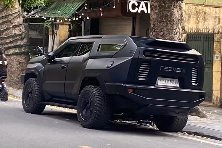 Đó là 1 chiếc xe Rezvani Vengeance mang dáng vẻ bề ngoài thực sự cao lớn và hầm hố, được phát triển từ mẫu xe SUV hạng sang Cadillac Escalade. Tại nước ngoài, xe có giá bán lên đến 285.000 USD (tương đương 7,5 tỷ đồng).