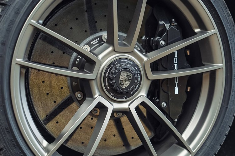 Porsche 911 Turbo 50 Years còn được trang bị huy hiệu tại lưới tản nhiệt động cơ với dòng chữ "Turbo 50 1974-2024", kèm hình ảnh phác họa của cụm turbo hình vỏ ốc đặc trưng.