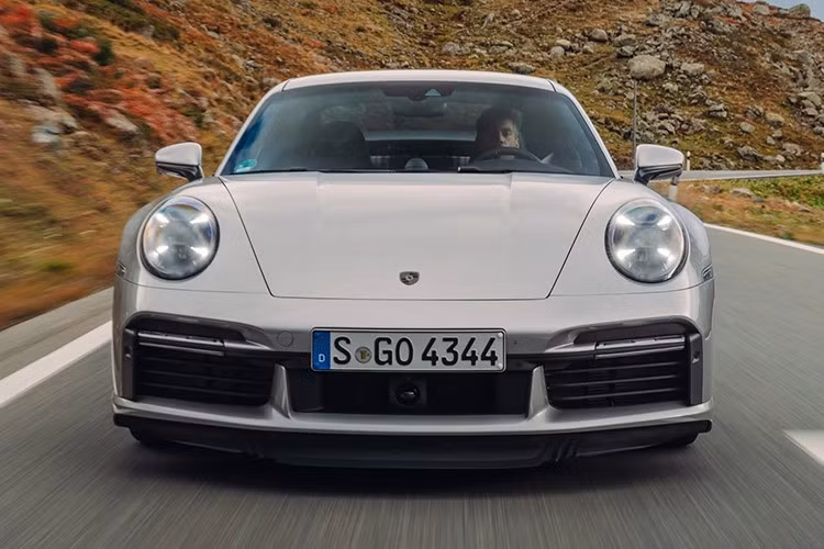 Dù không nằm trong dòng Heritage Design chính thức, phiên bản 50 Years vẫn có nhiều chi tiết gợi nhắc quá khứ. Xe được trang bị bộ mâm 911 Turbo S Exclusive Design màu Turbonite kích thước 20/21 inch tiêu chuẩn. Ngoài ra, khách hàng có thể nâng cấp lên mâm Sport Classic màu trắng, thuộc gói Heritage Design trị giá hơn 1 tỷ đồng.