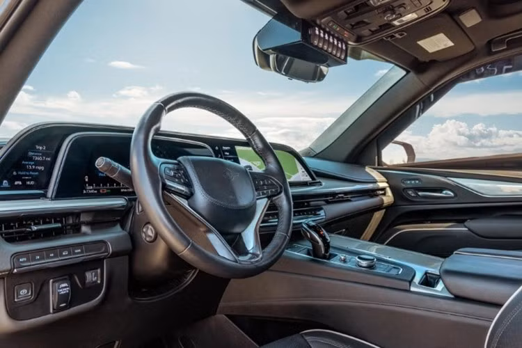 Rezvani Vengeance có cấu hình 7 chỗ ngồi với 10 kiểu ghế và hàng loạt lựa chọn da cá nhân hóa. Toàn bộ hệ thống giải trí được kế thừa từ Cadillac Escalade với màn hình trung tâm hỗ trợ Apple CarPlay/Android Auto, màn HUD, đồng hồ kỹ thuật số và các tiện nghi cao cấp.