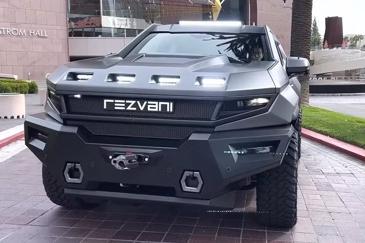 Rezvani Vengeance có 3 tùy chọn động cơ. Thứ nhất là động cơ dầu tăng áp 6 xy-lanh thẳng hàng của Escalade cho công suất 277 mã lực. Thứ hai là động cơ xăng V8 6.2L cho công suất 420 mã lực. Thứ ba là động cơ siêu nạp V8 6.2L cho công suất lên tới 690 mã lực. Tùy chọn động cơ siêu nạp. Động cơ đi cùng là hộp số tự động và hệ dẫn động 4 bánh toàn thời gian, giúp xe di chuyển tốt trong mọi địa hình phức tạp.