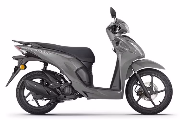 Mẫu Honda Vision 110 bán tại Vương quốc Anh hoàn toàn giống với phiên bản được sản xuất và bán tại nước ta. Xe có thiết kế hiện đại, nhỏ gọn, dễ điều khiển, trọng lượng nhẹ và mức giá hợp lý.