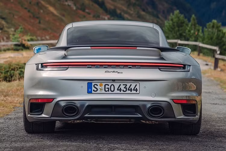 Khách hàng có thể nâng cấp bộ tem "50 years turbo" và "PORSCHE" cỡ lớn trên thân xe, hoặc bộ tem "Heritage Design 50 Years Turbo" từ gói trang bị 1 tỷ đồng ở trên.