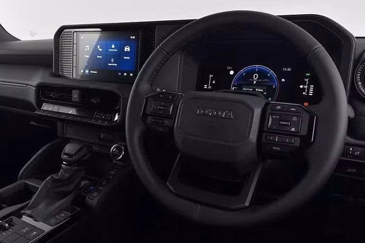 Bên cạnh đó xe còn có gương chiếu hậu chống chói tự động, ghế trước/vô lăng sưởi, phanh tay điện tử, điều hòa tự động 2 vùng và màn hình cảm ứng trung tâm 9 inch, hỗ trợ kết nối Android Auto/Apple CarPlay.