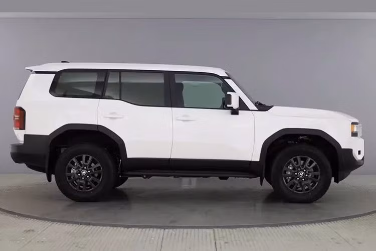 Toyota Land Cruiser Commercial đã được tinh chỉnh để ưu tiên không gian chở hàng thay vì hành khách. Quá trình chuyển đổi từ bản tiêu chuẩn sang phiên bản thương mại được thực hiện tại nhà máy Toyota Manufacturing UK ở Burnaston, Derbyshire, Anh quốc.