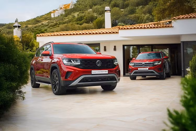Hiện những chiếc xe SUV Volkswagen Teramont Limited Black Edition 2025 đã có mặt tại đại lý chính hãng ở Việt Nam. Mẫu xe này phù hợp với địa hình đa dạng và phong cách lái năng động hơn so với các đối thủ cùng phân khúc.