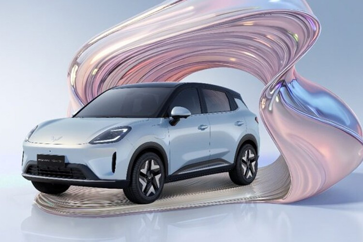 Qua những hình ảnh chính thức ban đầu, có thể thấy Wuling Bingo S tiếp tục ngôn ngữ thiết kế của dòng Bingo với thân xe bo tròn, đèn pha hình tam giác cổ điển, lưới tản nhiệt hình thang ở cản trước với viền bạc trang trí và đèn hậu nối liền hai bên.