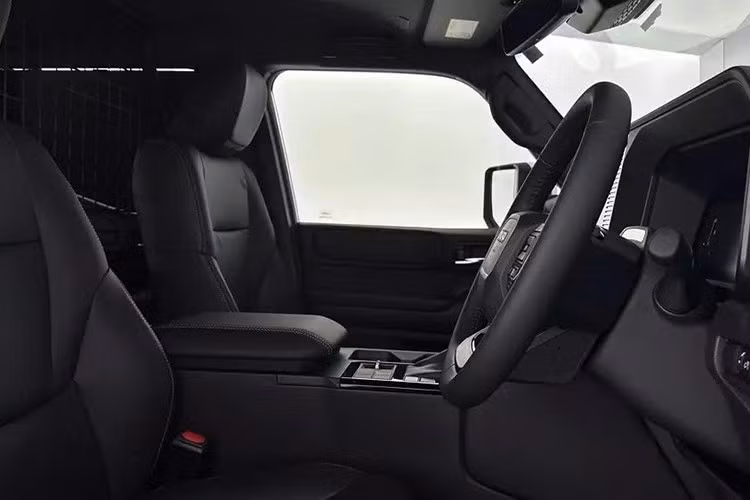 Gói an toàn chủ động Toyota Safety Sense cũng được trang bị cho mẫu xe này. Nằm bên dưới nắp ca-pô của Toyota Land Cruiser Commercial là động cơ diesel 4 xi-lanh, tăng áp, dung tích 2.8L.