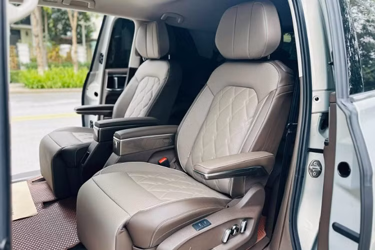 Các chi tiết khác nhe; sạc điện thoại không dây và bàn gấp nằm trên lưng ghế trước, tích hợp giá để ly. Thêm vào đó là hệ thống âm thanh từ 6 loa lên loại Dynaudio High-end với 11 loa và phim cách nhiệt.