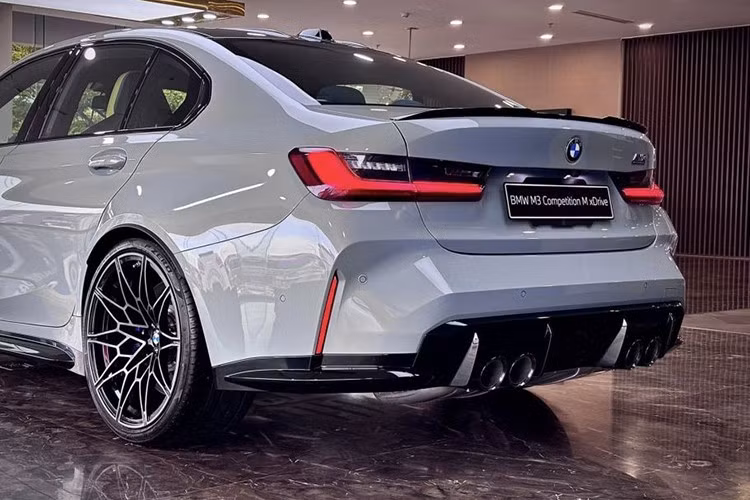 Chiếc xe đầu tiên về Việt Nam sở hữu ngoại thất màu xám lông chuột (Brooklyn Grey) kết hợp với nội thất da màu đen, tạo điểm nhấn bằng viền chỉ màu vàng tương phản ở nhiều vị trí trong cabin.