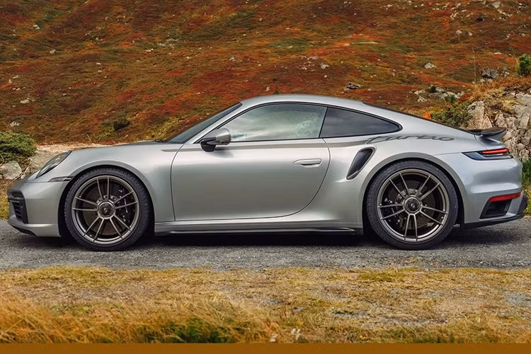 Tại thị trường quốc tế, Porsche 911 Turbo 50 Years bản tiêu chuẩn có giá khoảng 234.000 USD (tương đương 6,12 tỷ đồng), nhưng có thể lên tới hơn 300.000 USD (khoảng 7,85 tỷ đồng) nếu khách hàng chọn các gói tùy chỉnh cao cấp.