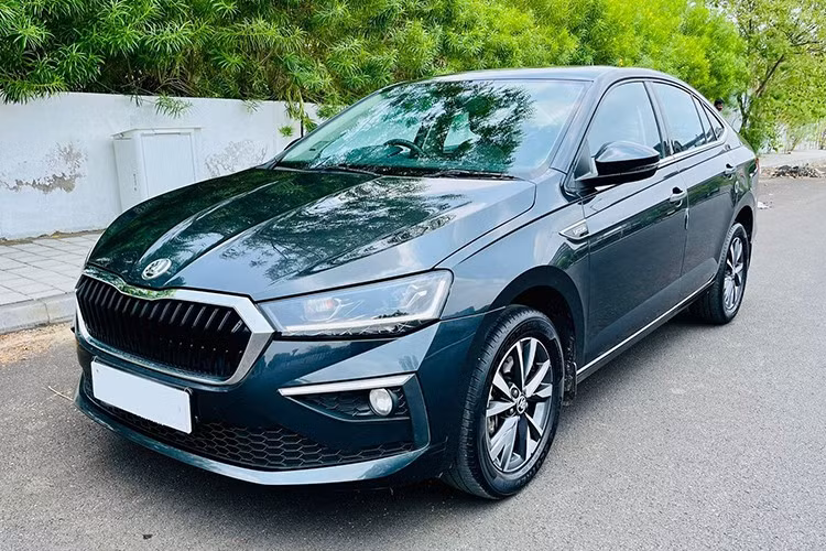 Theo thông tin từ đại lý, Skoda Slavia dự kiến có 4 phiên bản phân cấp từ thấp đến cao gồm: Active, Ambition, Style và Style có cửa sổ trời. Mức giá tạm tính cho bản tiêu chuẩn Active là khoảng 450 triệu đồng, trong khi phiên bản cao cấp nhất Style có cửa sổ trời dự kiến khoảng 530 triệu đồng. Các đại lý đã bắt đầu nhận cọc cho mẫu xe này.