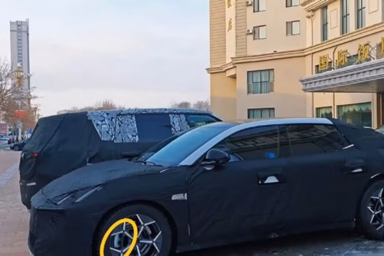 Tuy nhiên, Lynk &amp; Co đã xác nhận rằng xe sẽ dùng hệ thống 2 mô-tơ điện để cung cấp hệ dẫn động 4 bánh. Tổng công suất khi động cơ xăng kết hợp với mô-tơ điện cũng chưa được tiết lộ.