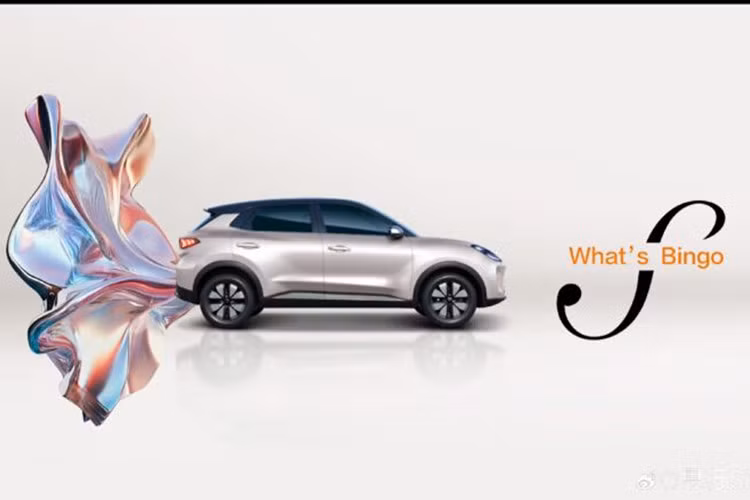Trước thời điểm ra mắt, những hình ảnh chính thức đầu tiên của Wuling Bingo S 2025 mới đã được công bố. Xe sẽ được định vị cao hơn Wuling Bingo Plus và chính thức ra mắt vào cuối năm nay với mức giá khởi điểm dự kiến từ 80.000 – 100.000 Nhân dân tệ (khoảng 280 - 350 triệu đồng). Trong khi đó, Wuling Bingo Plus hiện có giá khởi điểm 75.800 Nhân dân tệ (khoảng 265 triệu đồng).