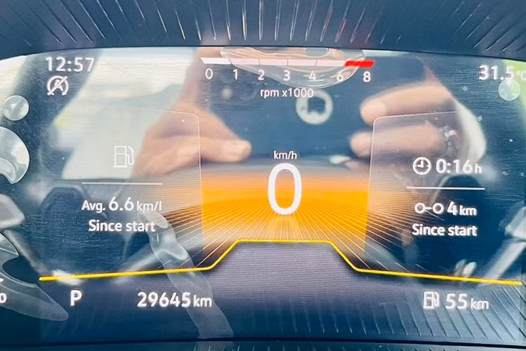 Cung cấp sức mạnh cho Skoda Slavia tại Việt Nam là động cơ 1.0L tăng áp, sản sinh công suất 115 mã lực, mô-men xoắn 175 Nm. Phiên bản Active được trang bị hộp số sàn 6 cấp, trong khi các phiên bản còn lại sử dụng số tự động 6 cấp, có thêm lẫy chuyển số sau vô-lăng.