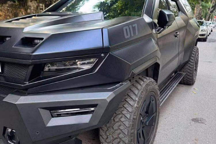 Mẫu Rezvani Vengeance được phát triển dựa trên Cadillac Escalade, ra mắt toàn cầu từ năm 2022. Đầu xe gây ấn tượng với 4 đèn LED trên nắp capo, thanh LED nóc xe, mâm 22 inch kết hợp lốp địa hình cỡ 35 inch, tất cả tạo nên vẻ ngoài đầy cơ bắp, gợi nhớ đến các phương tiện bọc thép quân sự.