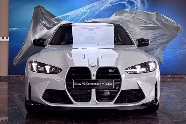 Động cơ của BMW M3 Competition xDrive 2024 tiếp tục kết hợp với hộp số tự động M Steptronic 8 cấp và hệ dẫn động 4 bánh như cũ. Bên cạnh đó là khóa vi sai Active M Differential trên cầu sau. Tại thị trường Việt Nam, giá xe BMW M3 Competition xDrive 2024 chính hãng từ 5 tỷ đồng, chưa bao gồm chi phí cá nhân hóa.