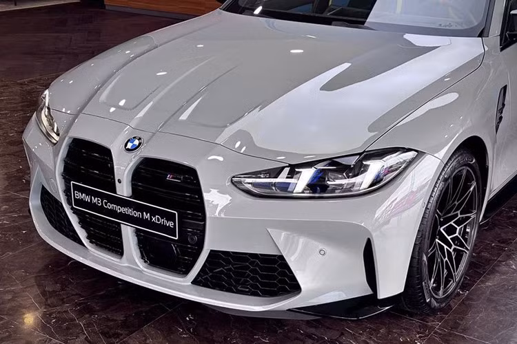 Ngoài ra, người dùng có thể tùy chọn đèn pha thích ứng (Adaptive LED) tích hợp đèn chiếu xa ma trận (Matrix Beam) với điểm nhấn chi tiết màu xanh bên trong, tương tự các phiên bản M Performance cao cấp.