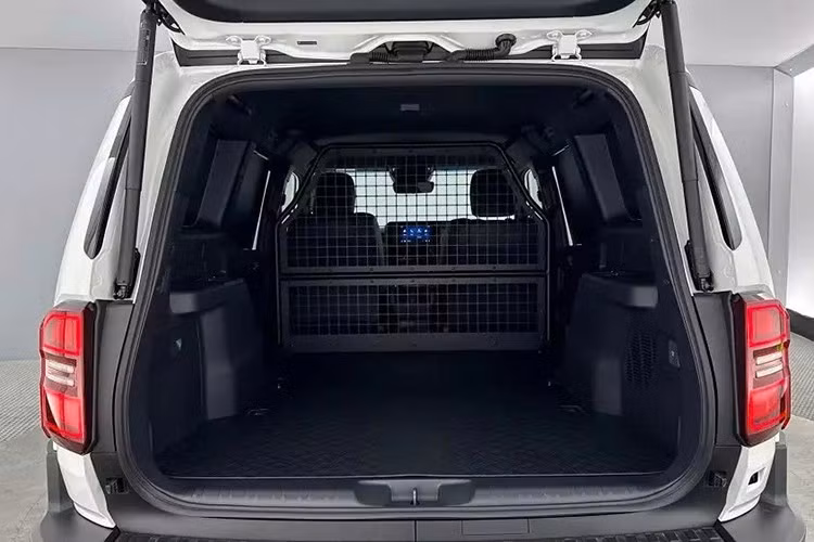 Các tính năng hỗ trợ off-road của xe bao gồm hệ thống hỗ trợ trườn bò Crawl Control, hỗ trợ khởi hành ngang dốc, hỗ trợ xuống dốc và các chế độ lái tùy chọn. Toyota xác nhận Land Cruiser Commercial cũng sẽ có phiên bản mild hybrid giống Land Cruiser Hybrid 48V trong tương lai.