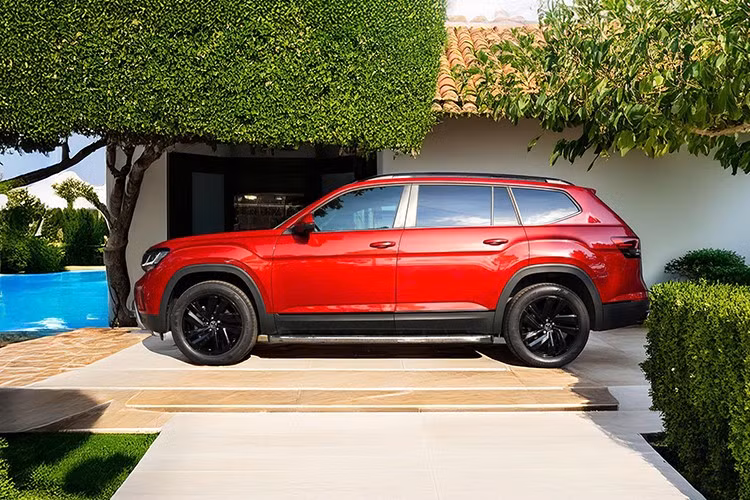 Mức giá bán của Volkswagen Teramont Limited Black Edition không thay đổi so với Teramont Limited Edition, cũng là 2,138 tỷ đồng. So với bản tiêu chuẩn vốn có giá 2,499 tỷ đồng, xe rẻ hơn đến 361 triệu đồng.