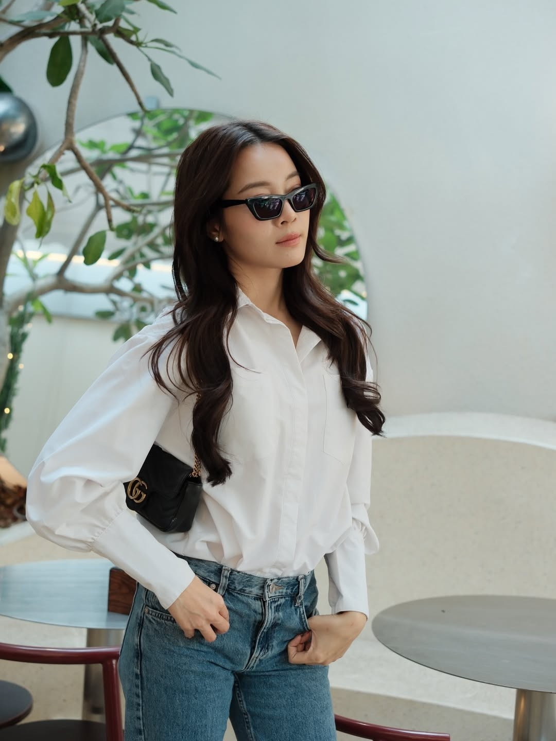 Mái tóc dài uốn nhẹ, buông tự nhiên càng làm nổi bật thần thái điềm đạm, tự tin của nữ diễn viên.