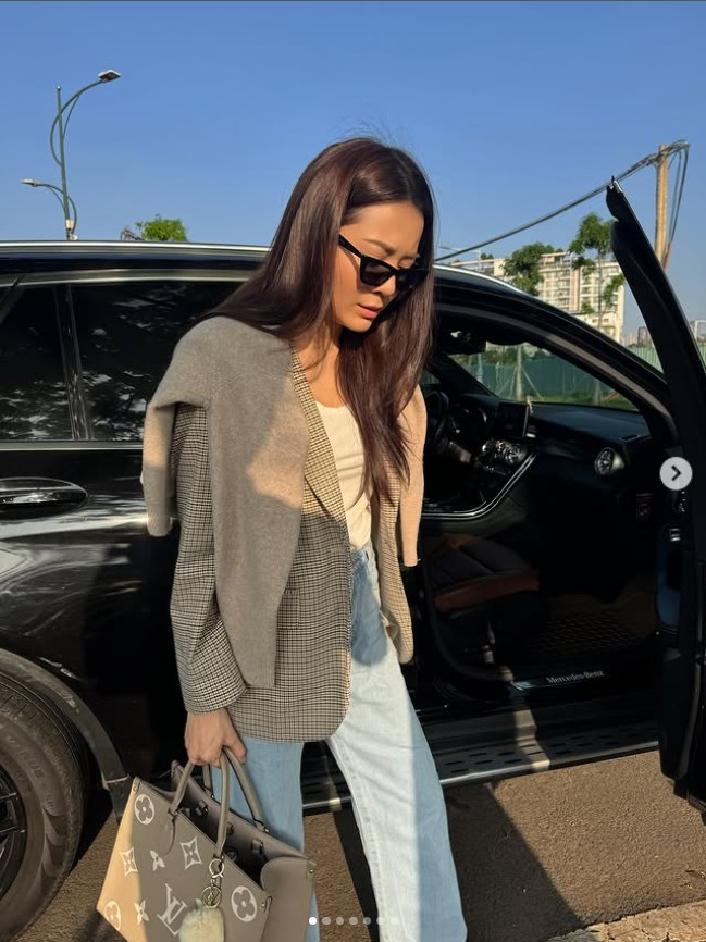 Không chỉ đẹp ở đường nét, Karen Nguyễn còn ghi điểm nhờ khí chất hiện đại. Khi diện sơ mi trắng – món đồ “kinh điển” của tủ đồ phái đẹp – cô toát lên hình ảnh người phụ nữ độc lập, năng động nhưng vẫn giữ được nét nữ tính.