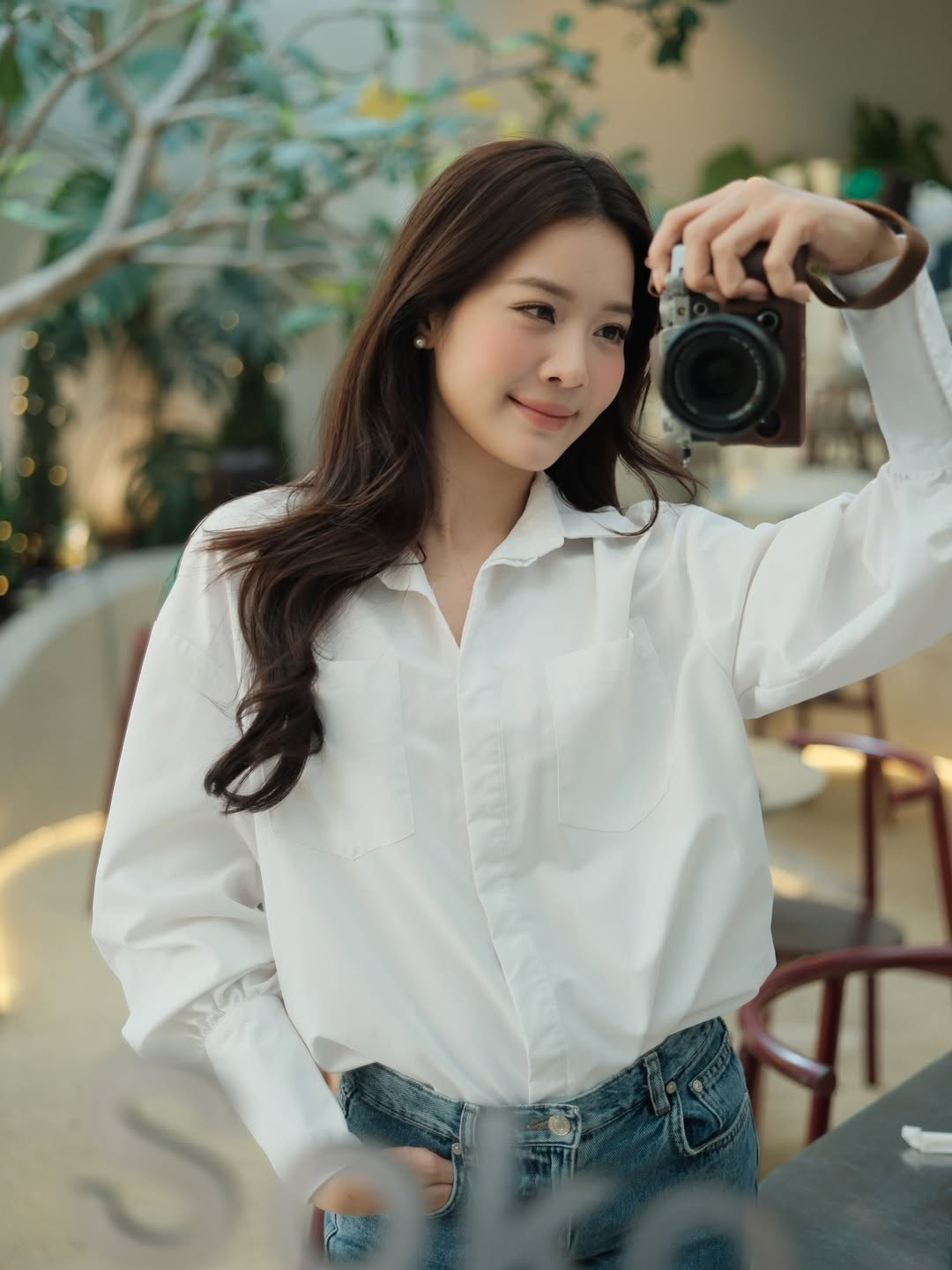 Trong loạt hình mới, Karen Nguyễn lựa chọn áo sơ mi trắng form rộng kết hợp cùng quần jeans xanh, tạo nên tổng thể vừa tinh tế vừa khỏe khoắn.