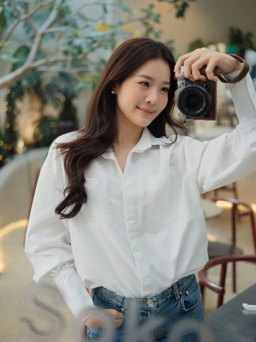 Trong loạt hình mới, Karen Nguyễn lựa chọn áo sơ mi trắng form rộng kết hợp cùng quần jeans xanh, tạo nên tổng thể vừa tinh tế vừa khỏe khoắn.