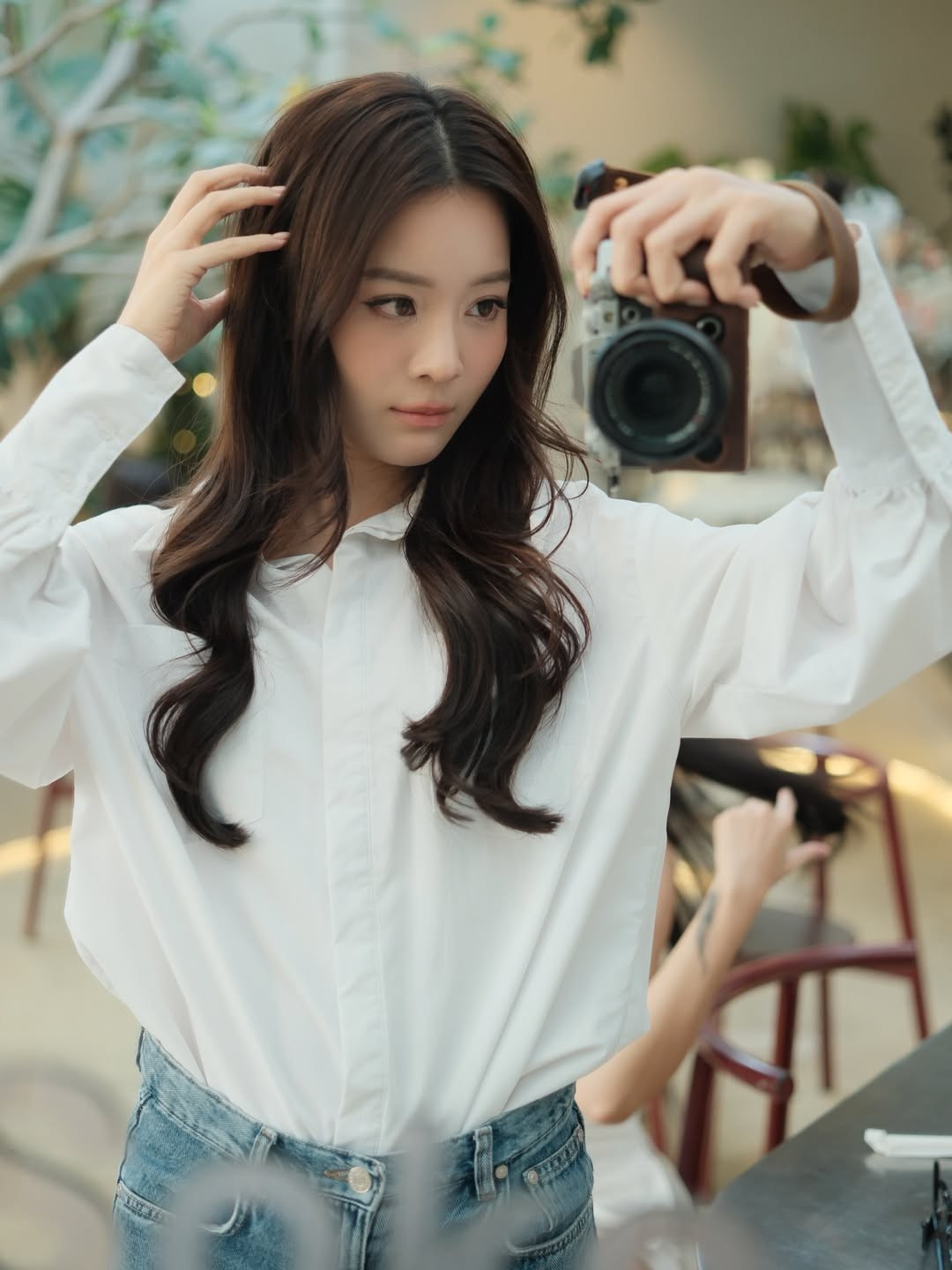 Cách phối đồ tối giản, không cầu kỳ phụ kiện cho thấy gu thẩm mỹ hiện đại, phù hợp với xu hướng thời trang đời thường của phụ nữ thành thị.