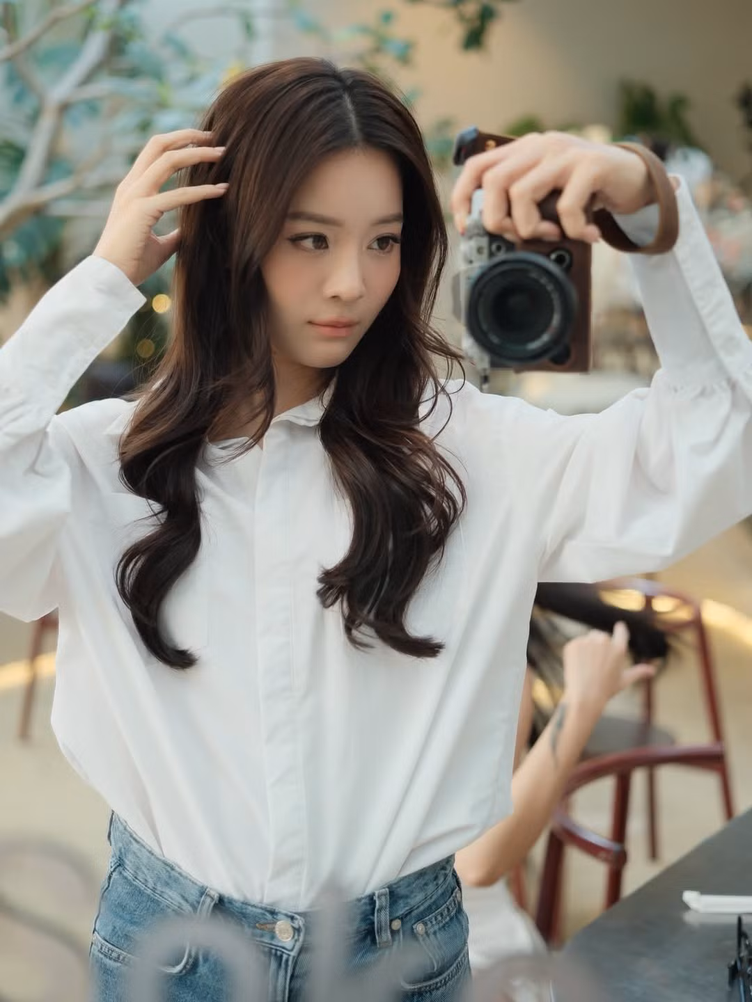 Cách phối đồ tối giản, không cầu kỳ phụ kiện cho thấy gu thẩm mỹ hiện đại, phù hợp với xu hướng thời trang đời thường của phụ nữ thành thị.