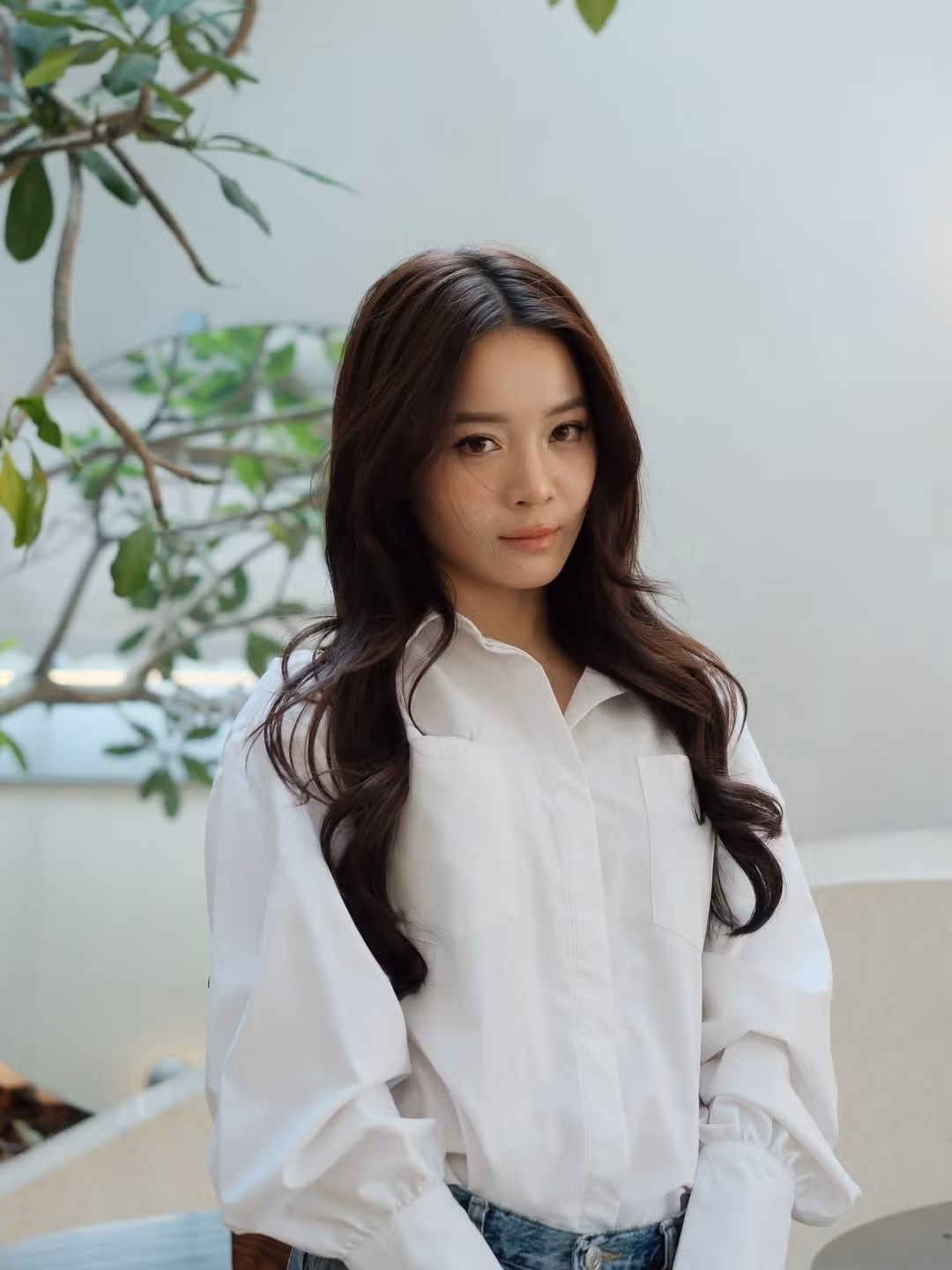 Lối trang điểm nhẹ nhàng, tập trung vào làn da căng bóng và đường nét tự nhiên giúp Karen Nguyễn giữ trọn tinh thần thanh lịch của áo sơ mi trắng.