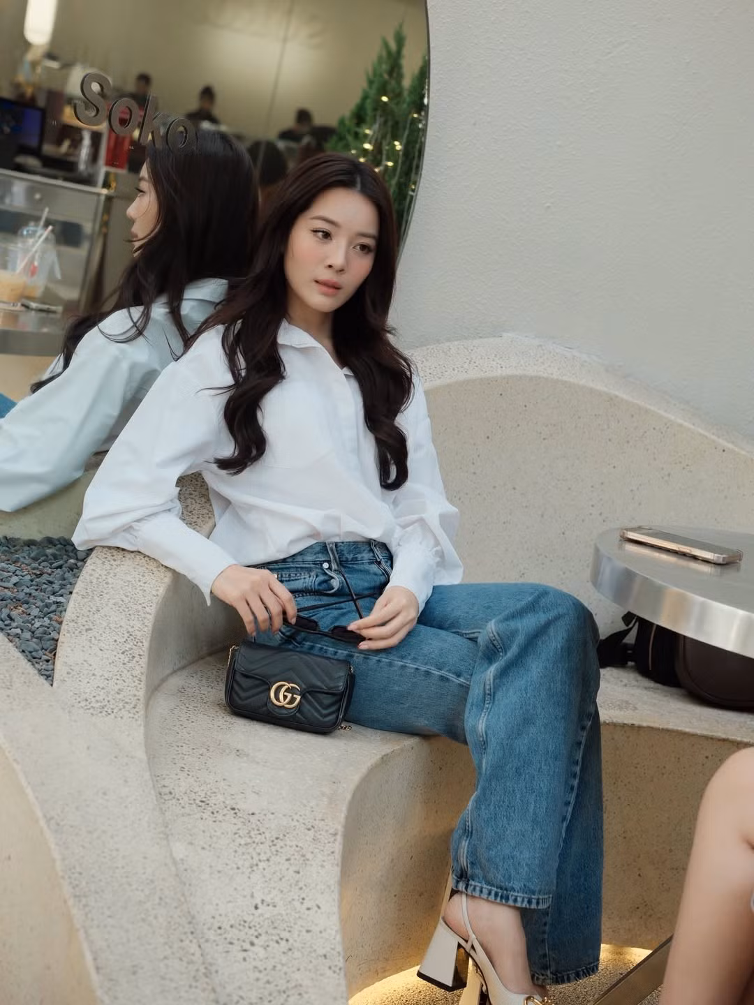 Thiết kế sơ mi tưởng chừng đơn giản nhưng lại giúp tôn lên vóc dáng cân đối, bờ vai thanh mảnh và phong thái gọn gàng của người đẹp.