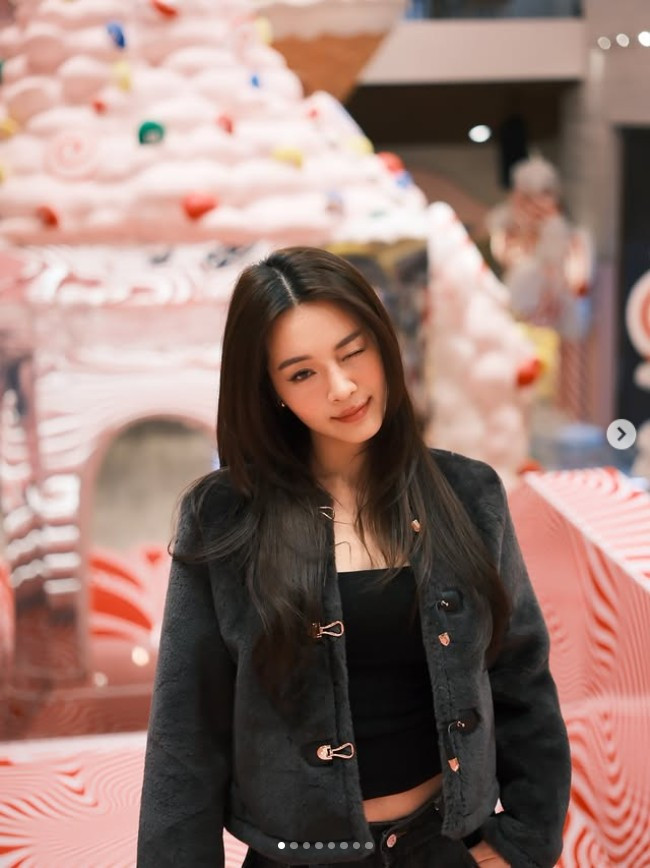 Karen Nguyễn từng gây chú ý mạnh mẽ khi tham gia chuỗi MV ADODDA của ca sĩ Hương Giang, qua đó gắn liền với biệt danh “tiểu tam quốc dân”. Dù hình ảnh này từng tạo nhiều tranh cãi, nhưng cũng giúp cô trở thành gương mặt quen thuộc của làng giải trí Việt.