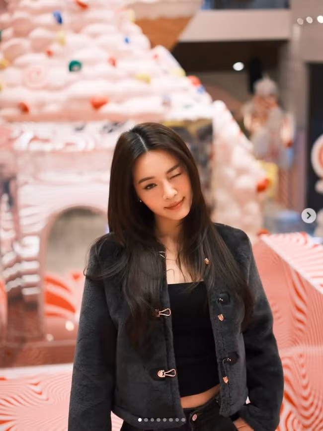 Karen Nguyễn từng gây chú ý mạnh mẽ khi tham gia chuỗi MV ADODDA của ca sĩ Hương Giang, qua đó gắn liền với biệt danh “tiểu tam quốc dân”. Dù hình ảnh này từng tạo nhiều tranh cãi, nhưng cũng giúp cô trở thành gương mặt quen thuộc của làng giải trí Việt.