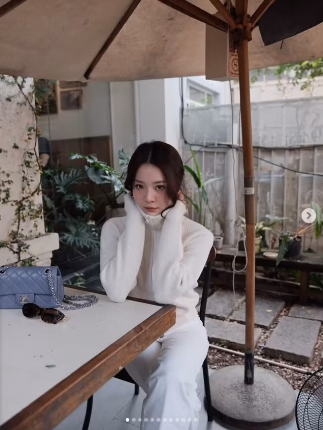 Chính sự cân bằng giữa thanh lịch và khỏe khoắn đã tạo nên sức hút “đẹp bất bại” cho Karen Nguyễn trong những khoảnh khắc đời thường.