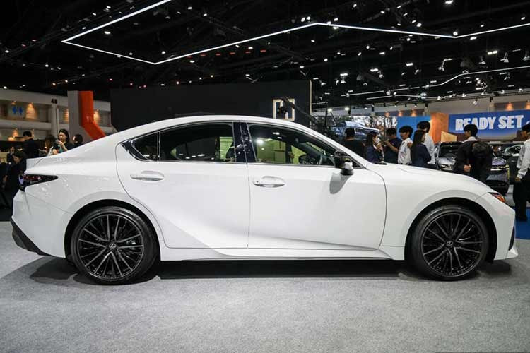 Về ngoài hình Lexus IS300h Luxury 2026 được áp dụng phong cách thiết kế Intelligent Sport với một số thay đổi trong ngoại thất. Về kích thước, xe có kích thước giữ nguyên so với bản tiền nhiệm, với chiều dài 4.720 mm, rộng 1.840 mm, cao 1.435 mm và trục cơ sở 2.800 mm.